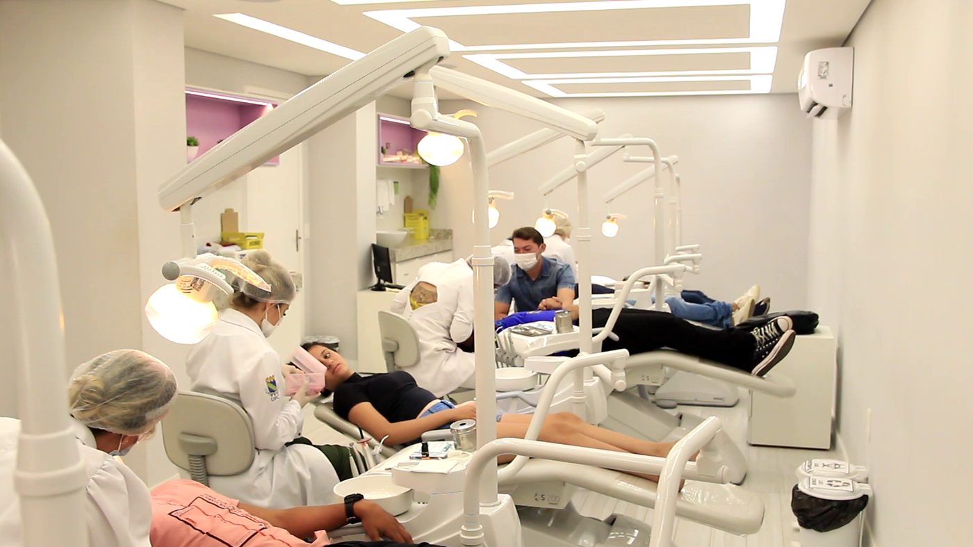 Consultório POPdents com cadeira odontológica moderna